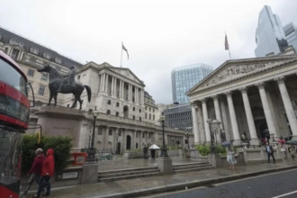 UK Economy Grows 0.1% in August: Production Leads While Services Stall 