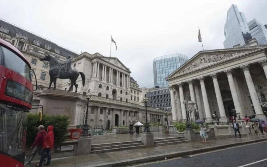 UK Economy Grows 0.1% in August: Production Leads While Services Stall 